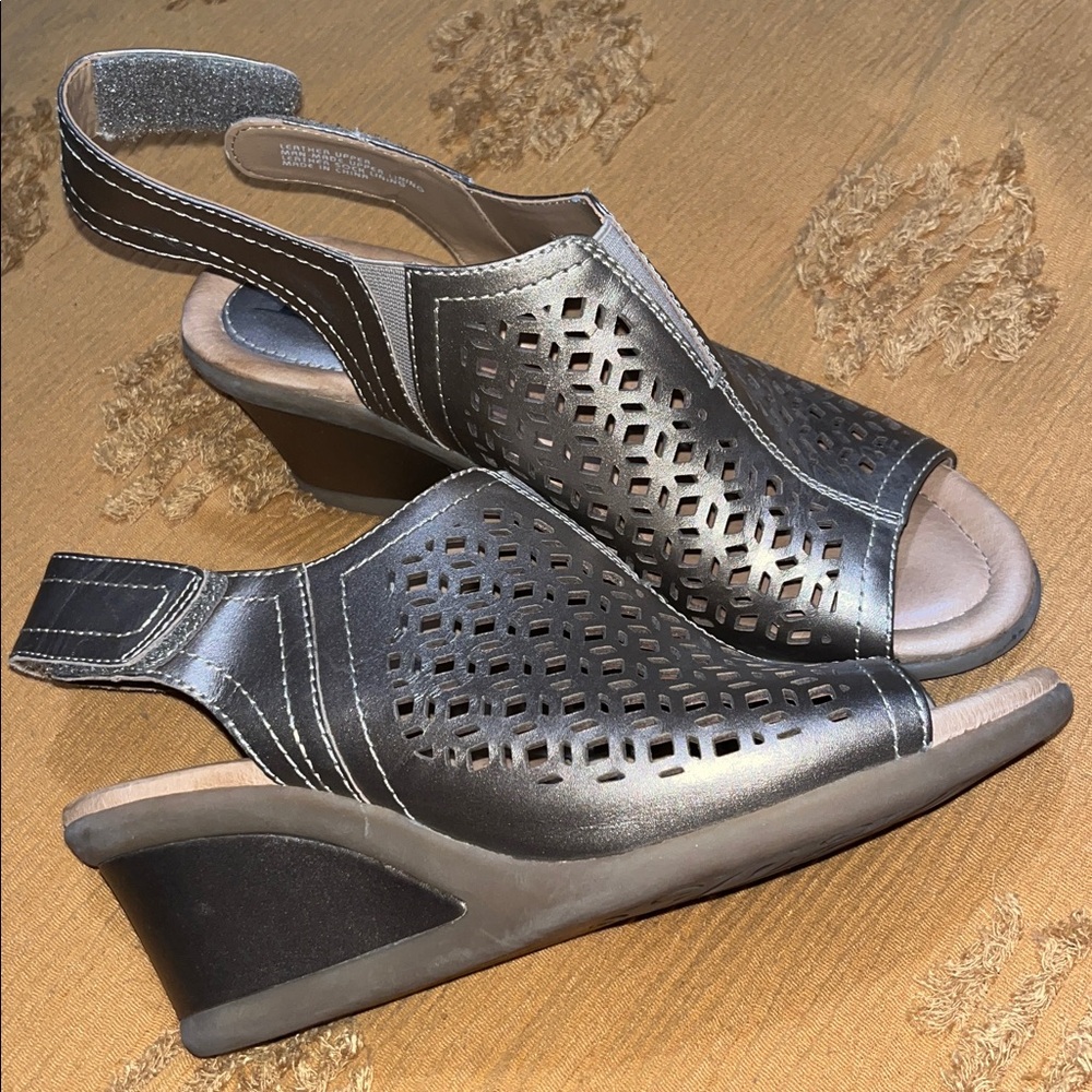 Earth Sandals Cascade Metallic Platinum Leather Wedges Comfort Shoes size 8